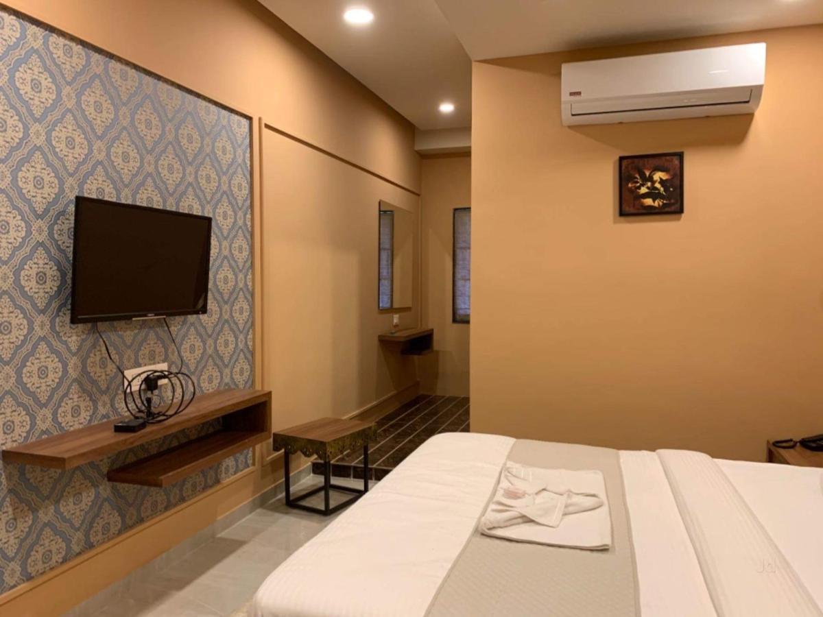 Hotel Radha Krishna Ānand المظهر الخارجي الصورة