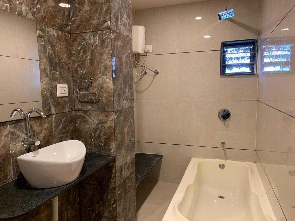 Hotel Radha Krishna Ānand المظهر الخارجي الصورة